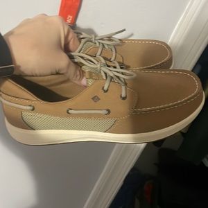 Size 7 boys/mens Sperrys. Bought for a wedding, but my son tried them on only.